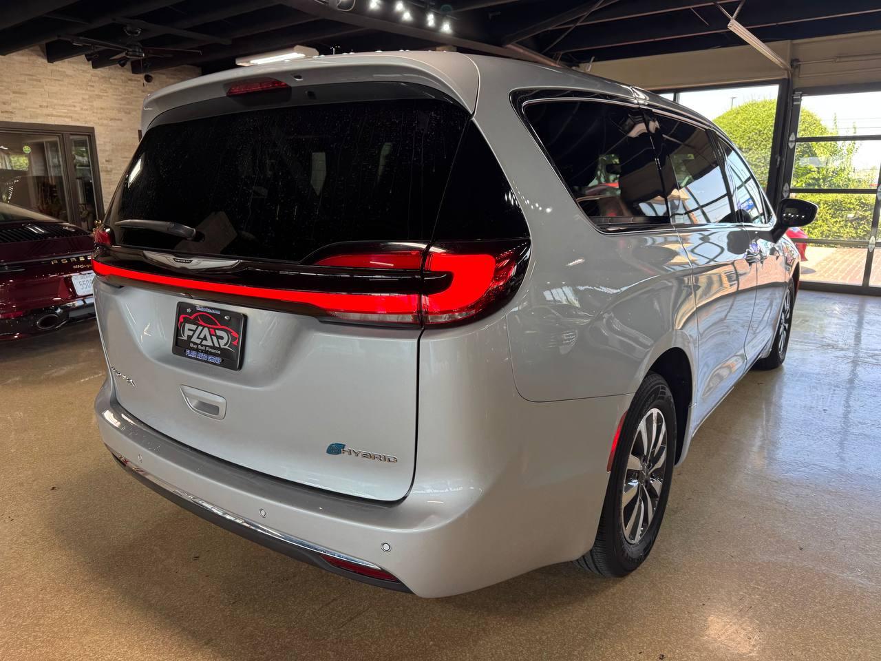 Chrysler Pacifica Hybrid Touring L FWD 2023