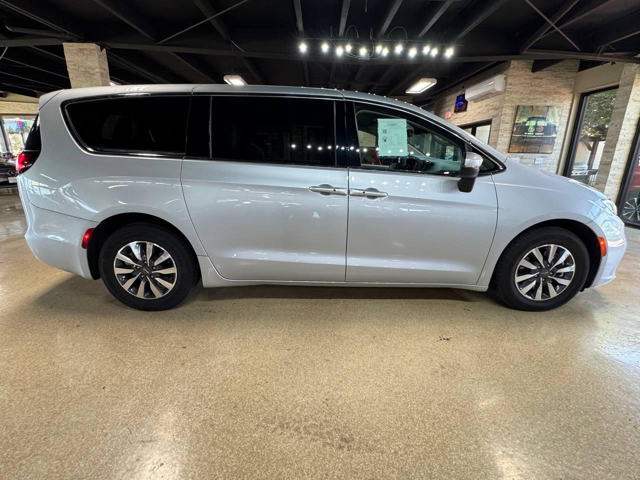 Chrysler Pacifica Hybrid Touring L FWD 2023