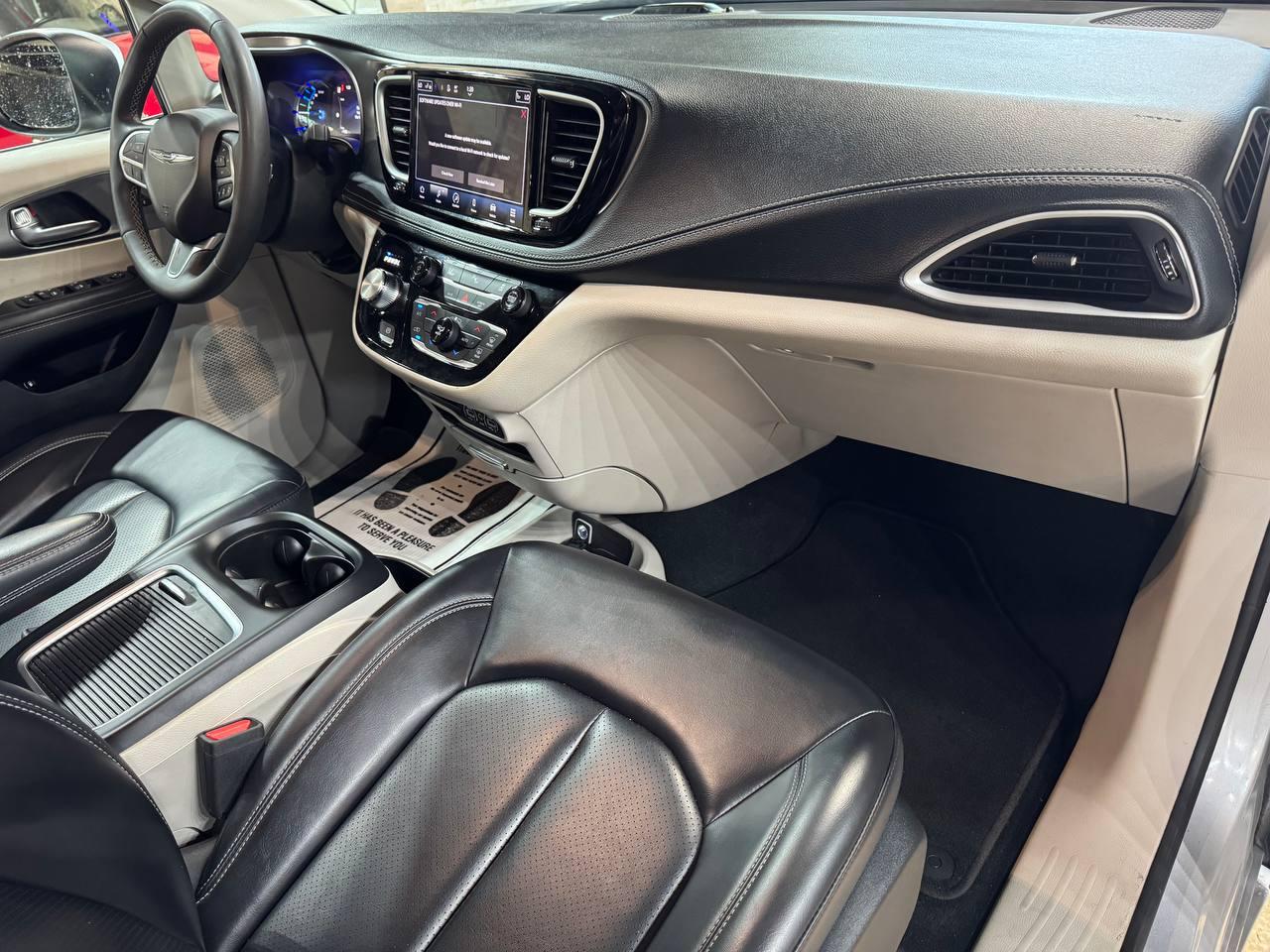 Chrysler Pacifica Hybrid Touring L FWD 2023