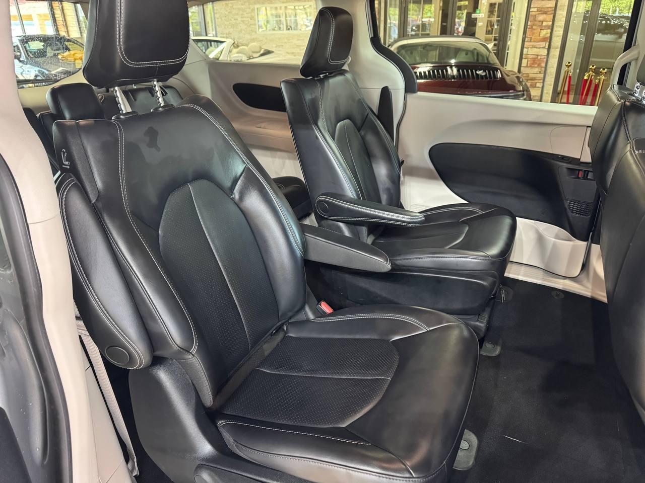 Chrysler Pacifica Hybrid Touring L FWD 2023