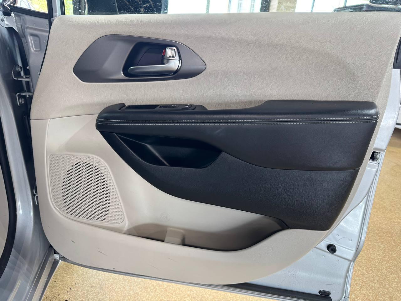Chrysler Pacifica Hybrid Touring L FWD 2023