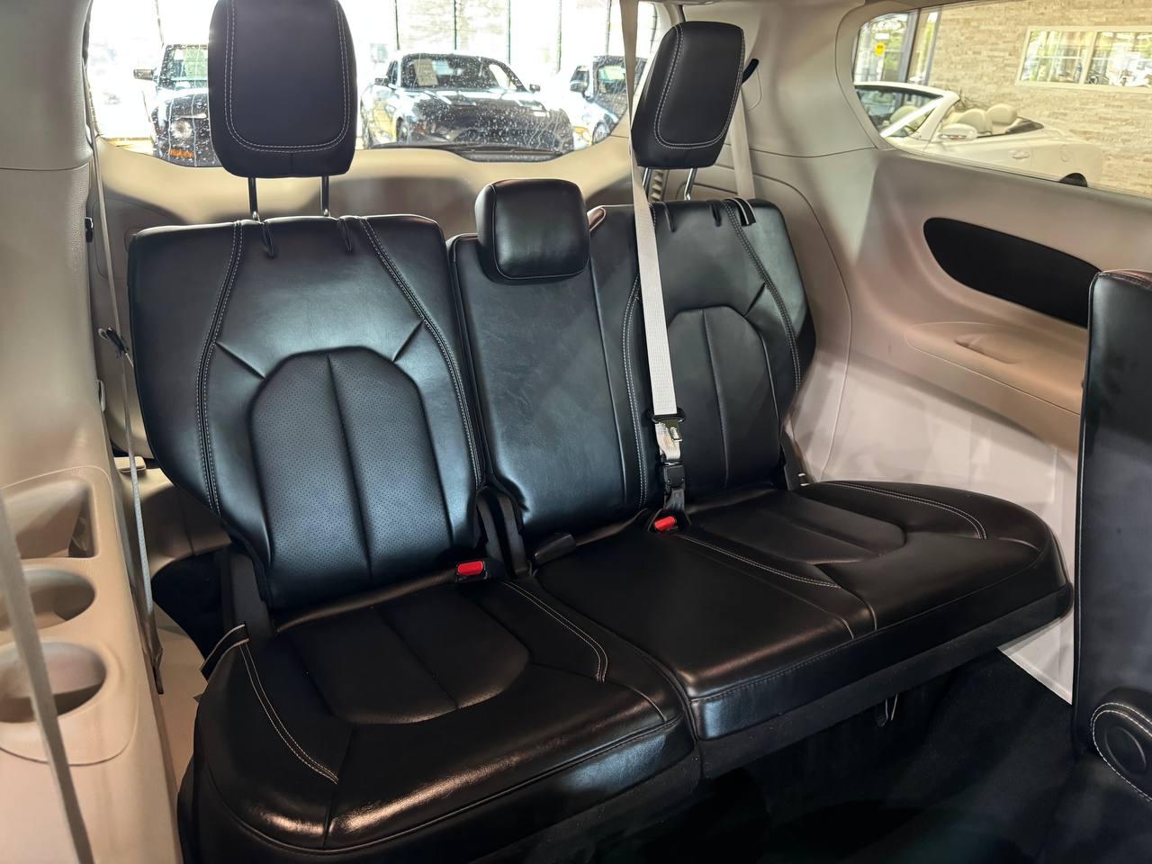 Chrysler Pacifica Hybrid Touring L FWD 2023