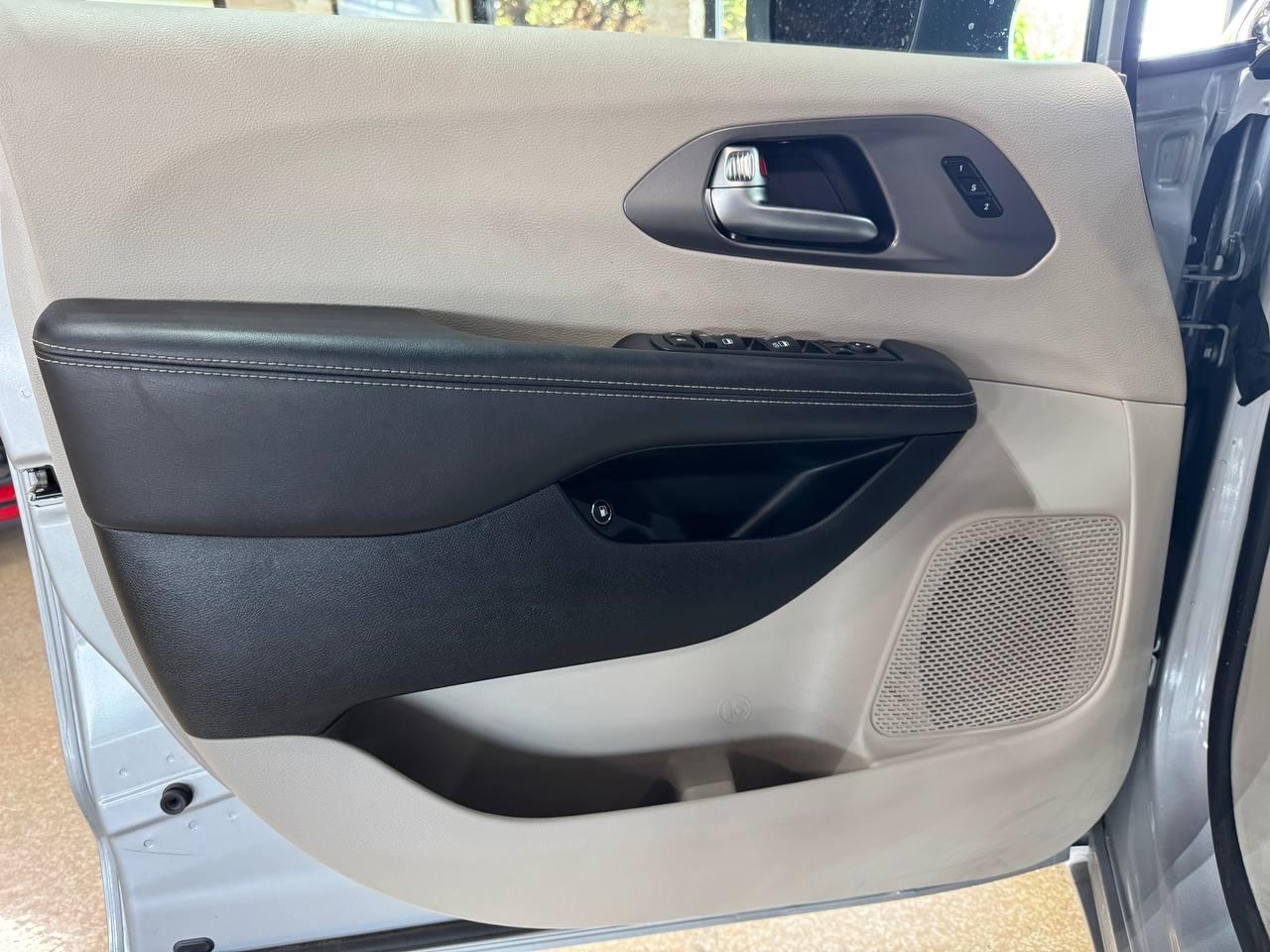Chrysler Pacifica Hybrid Touring L FWD 2023