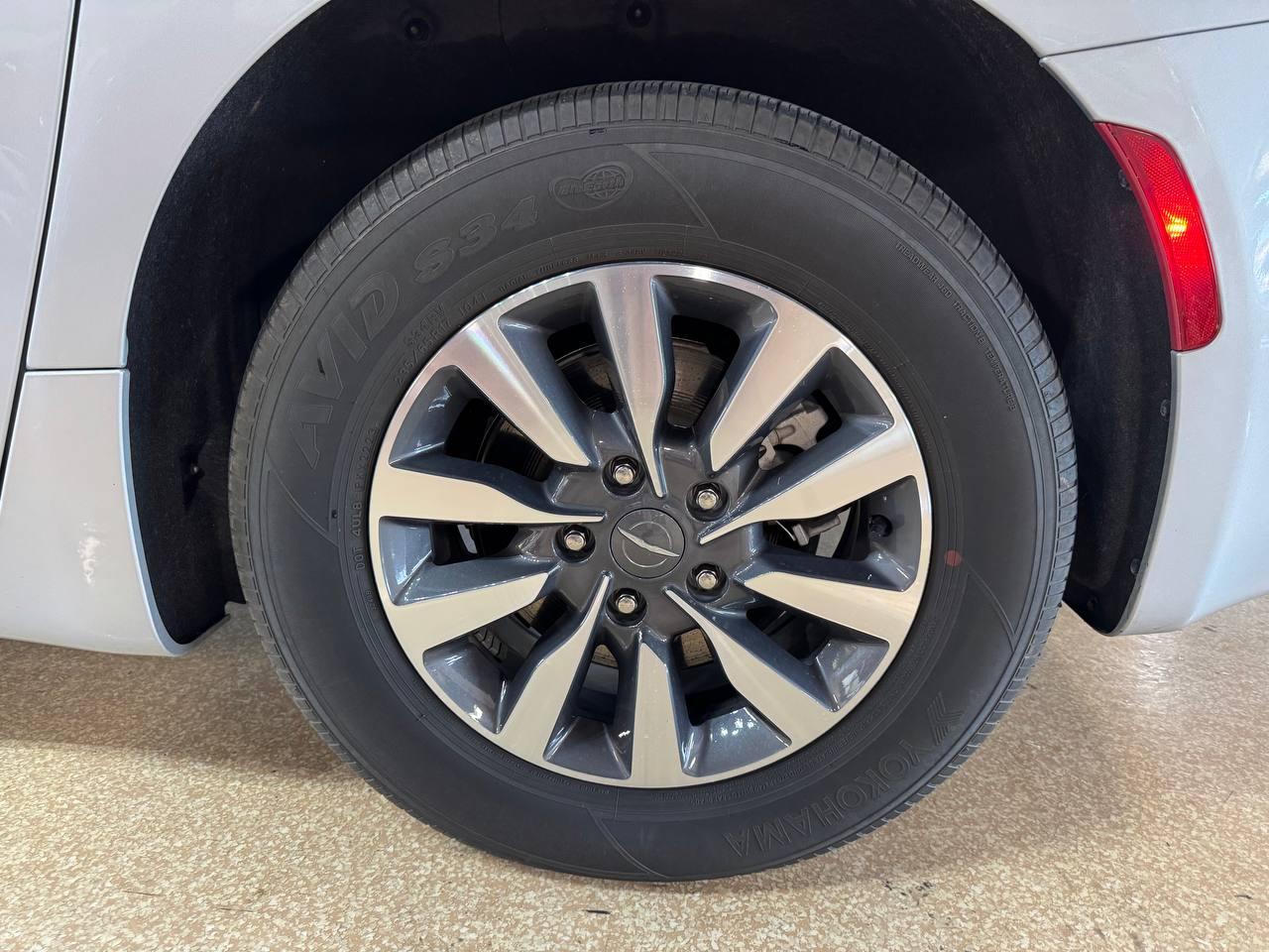 Chrysler Pacifica Hybrid Touring L FWD 2023