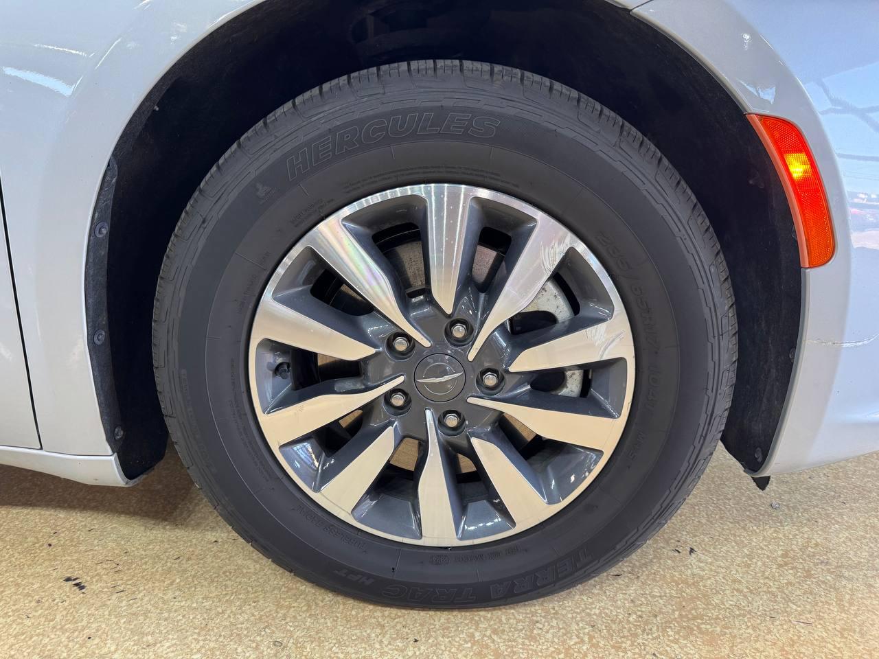 Chrysler Pacifica Hybrid Touring L FWD 2023