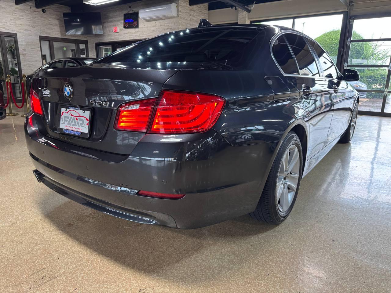 BMW 5 Series 4dr Sdn 528i RWD 2011