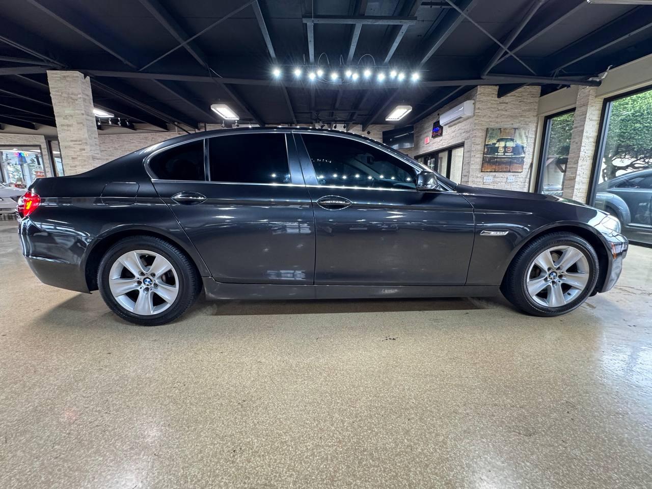 BMW 5 Series 4dr Sdn 528i RWD 2011