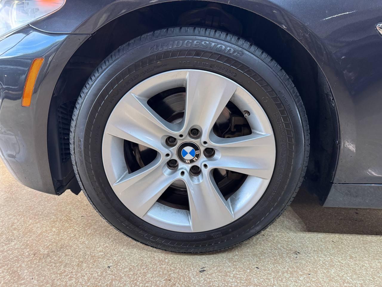 BMW 5 Series 4dr Sdn 528i RWD 2011