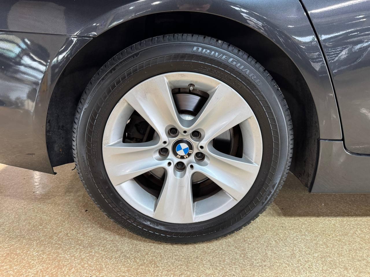 BMW 5 Series 4dr Sdn 528i RWD 2011
