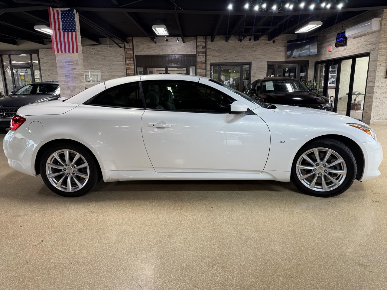 Infiniti Q60 photo 8