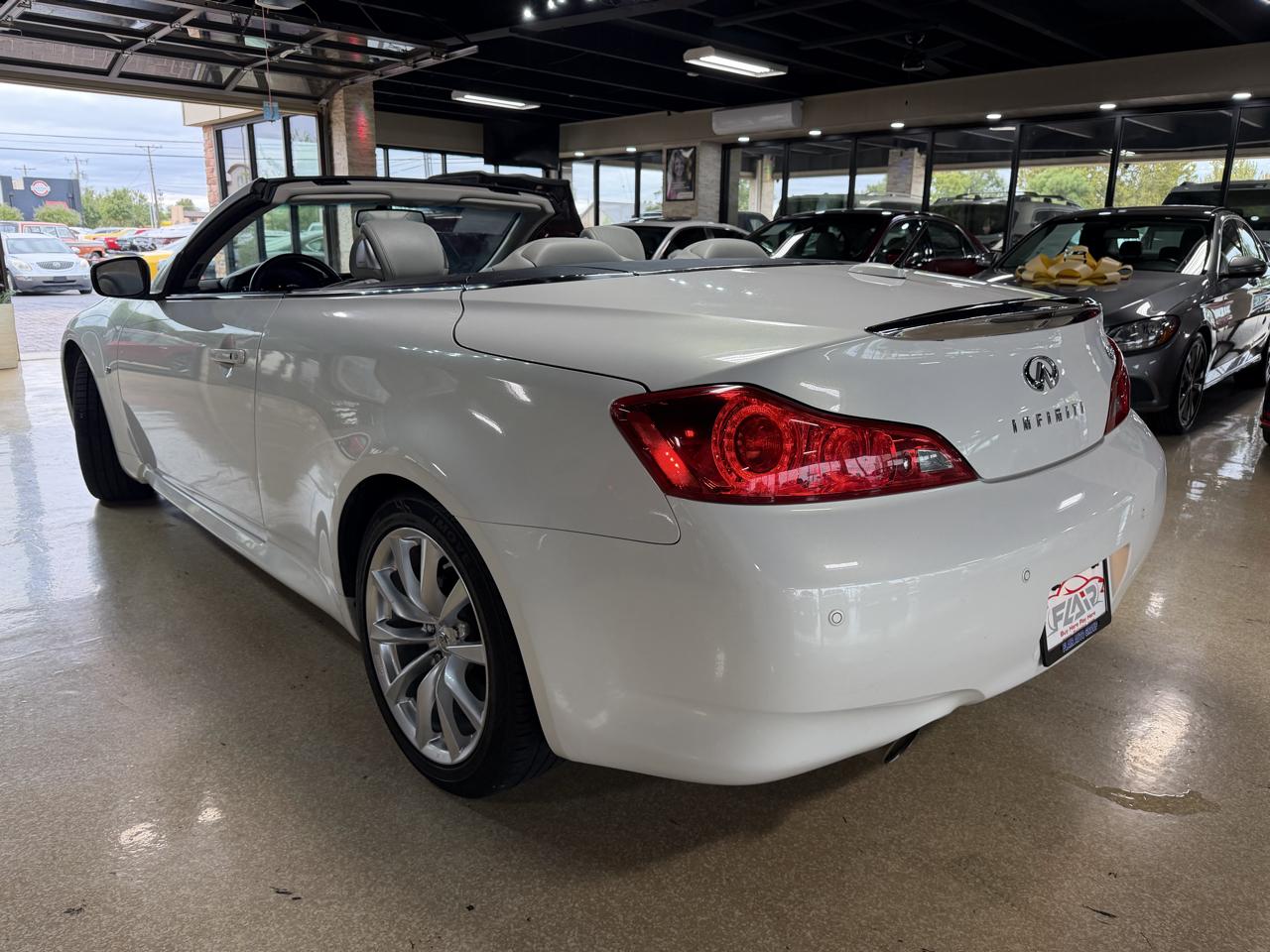 Infiniti Q60 photo 11