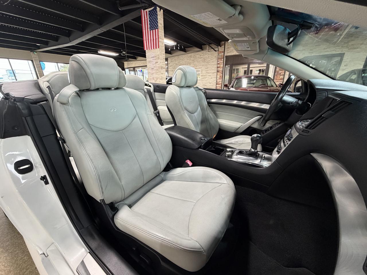 Infiniti Q60 photo 16
