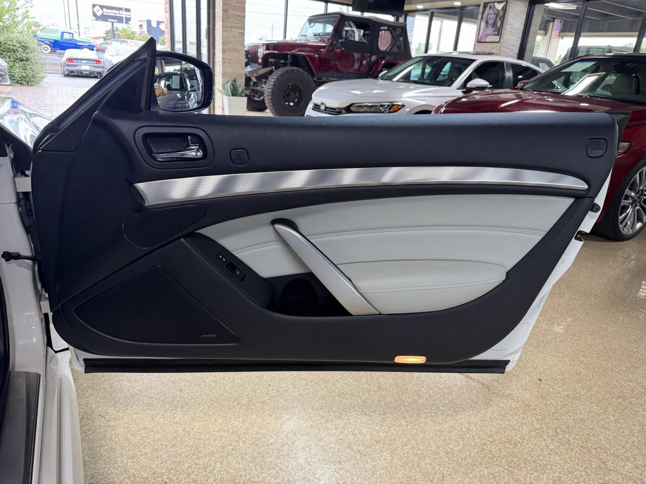 Infiniti Q60 photo 19