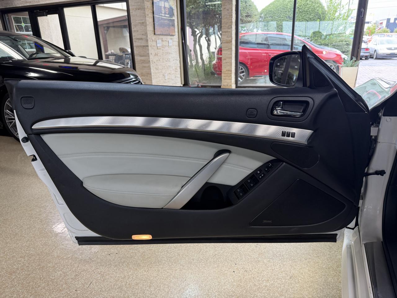 Infiniti Q60 photo 25