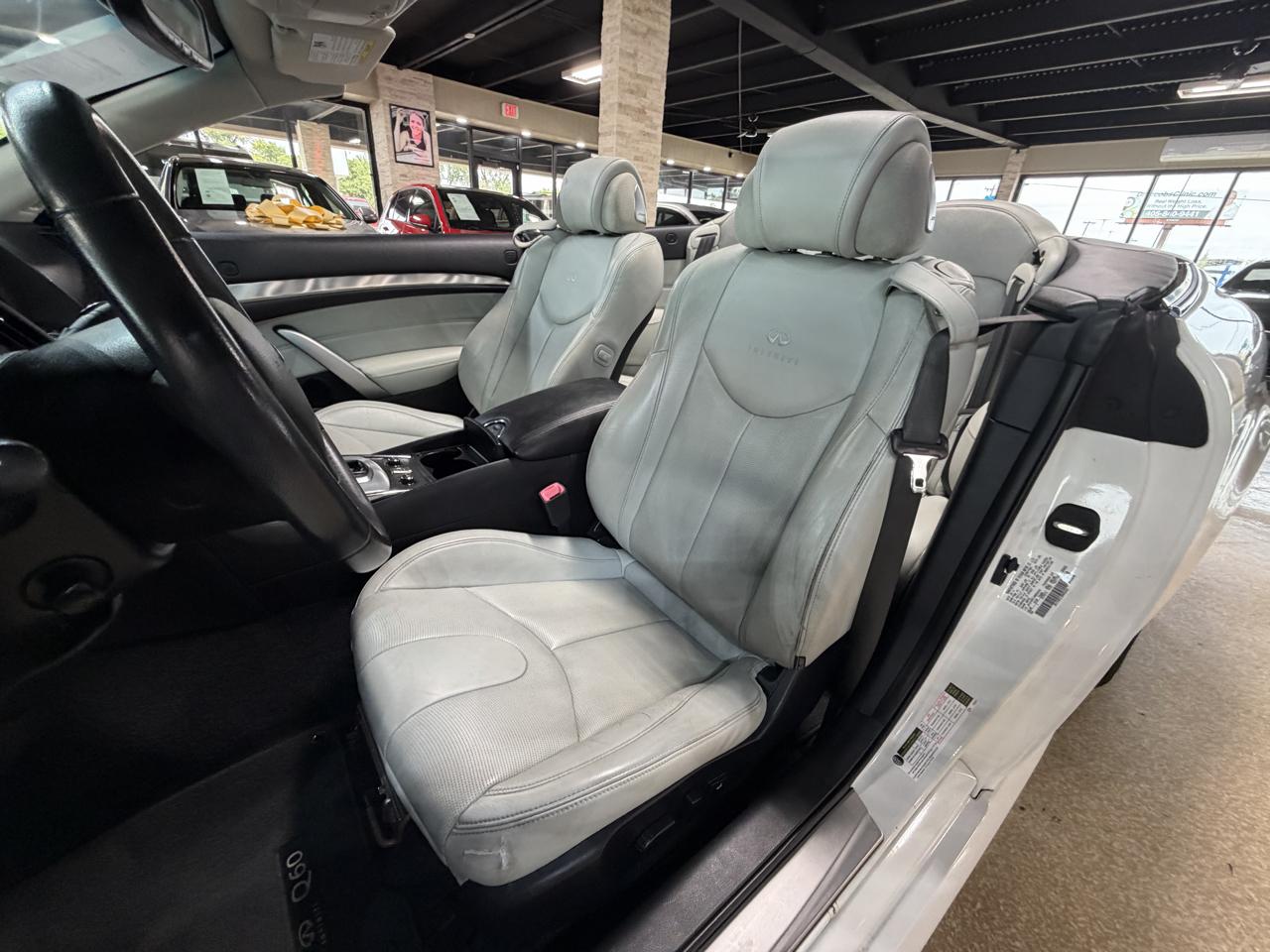 Infiniti Q60 photo 27