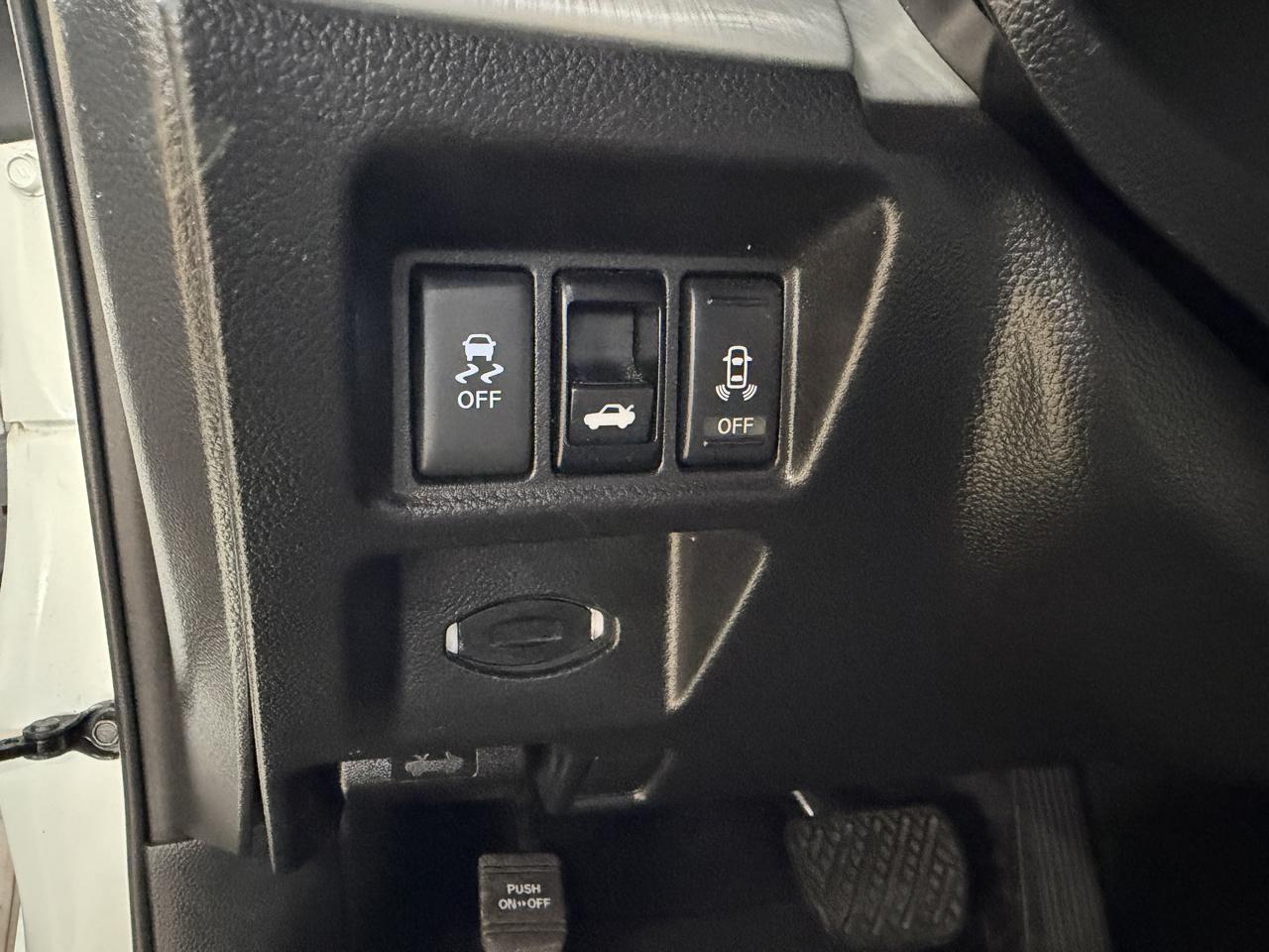 Infiniti Q60 photo 28