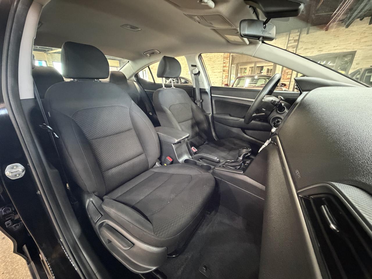 Hyundai Elantra photo 7