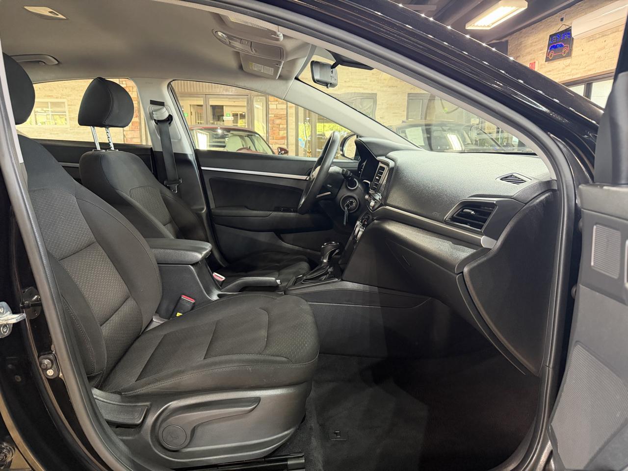 Hyundai Elantra photo 12