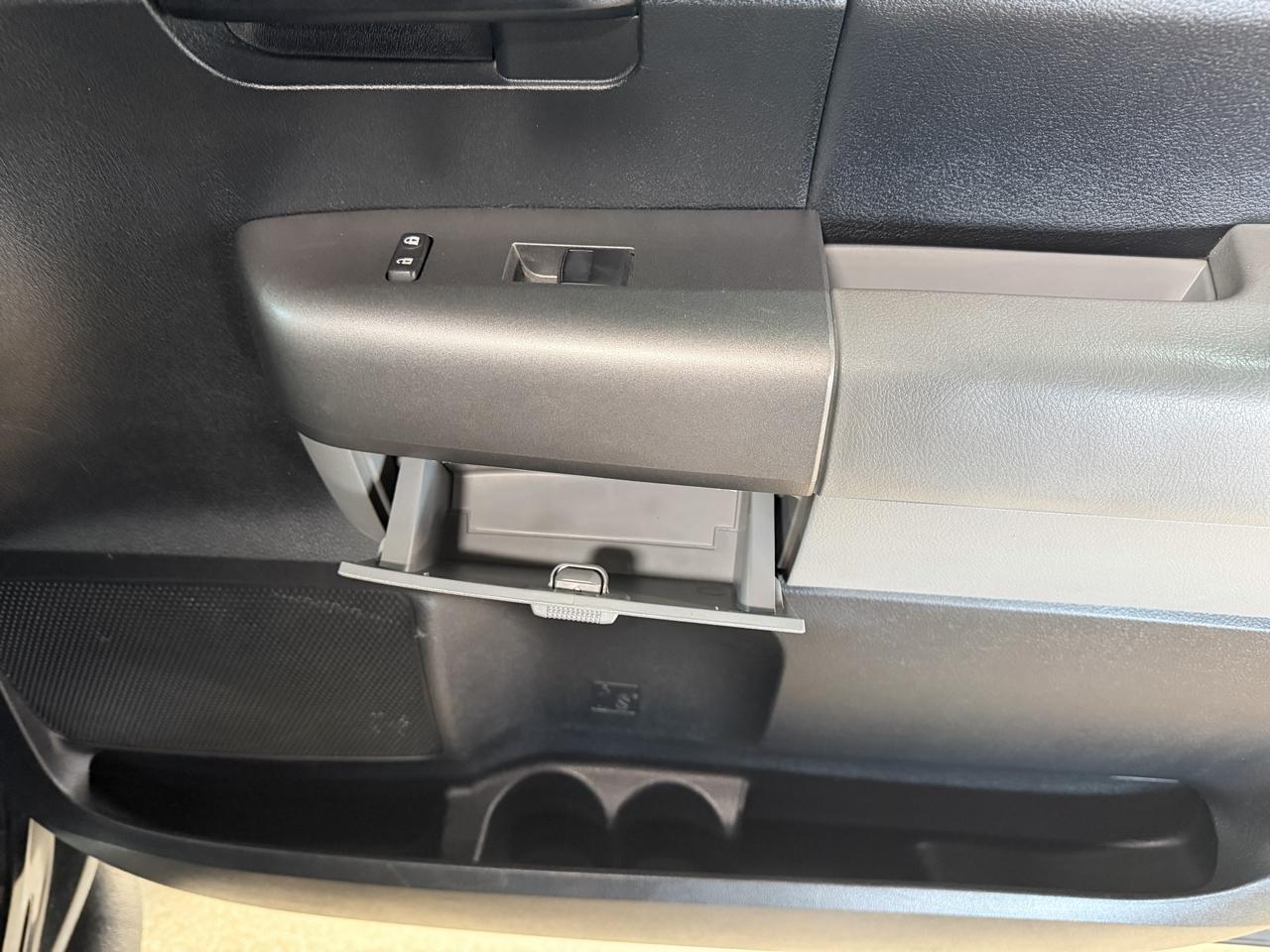 Toyota Tundra 4WD Truck CrewMax 5.7L FFV V8 6-Spd AT (Natl) 2011