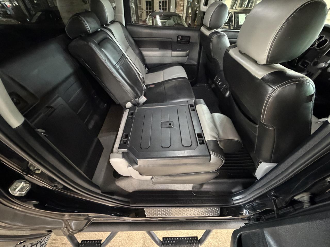 Toyota Tundra 4WD Truck CrewMax 5.7L FFV V8 6-Spd AT (Natl) 2011