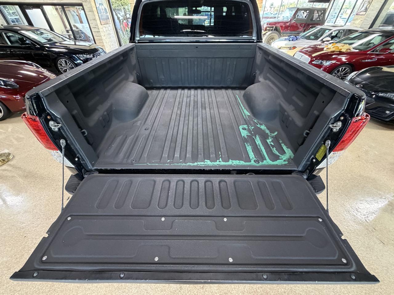 Toyota Tundra 4WD Truck CrewMax 5.7L FFV V8 6-Spd AT (Natl) 2011