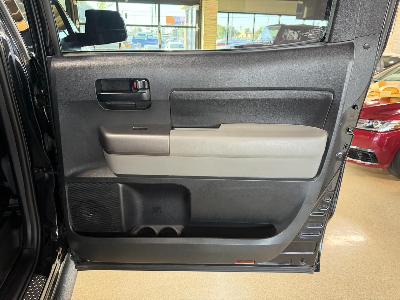 Toyota Tundra 4WD Truck CrewMax 5.7L FFV V8 6-Spd AT (Natl) 2011