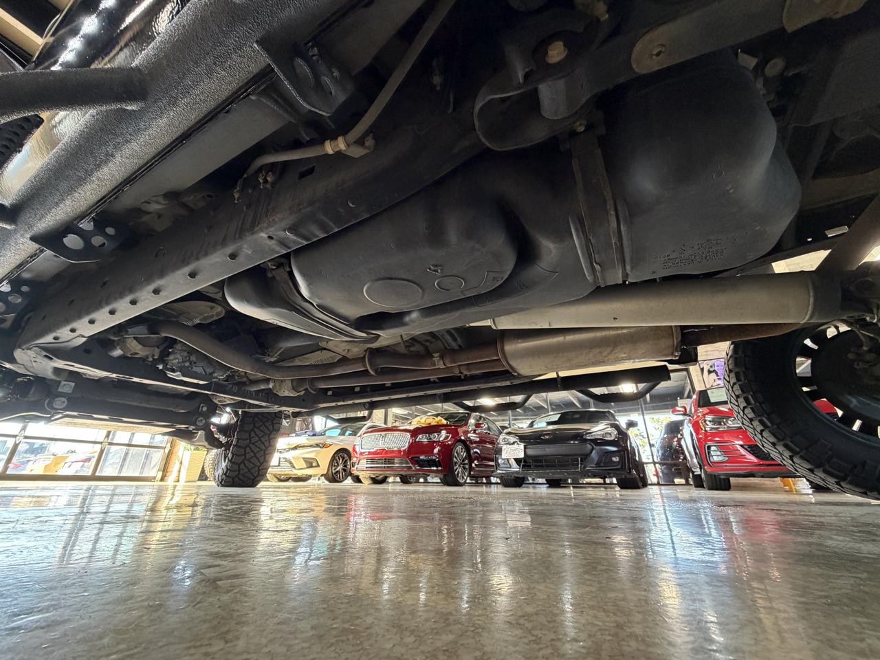 Toyota Tundra 4WD Truck CrewMax 5.7L FFV V8 6-Spd AT (Natl) 2011