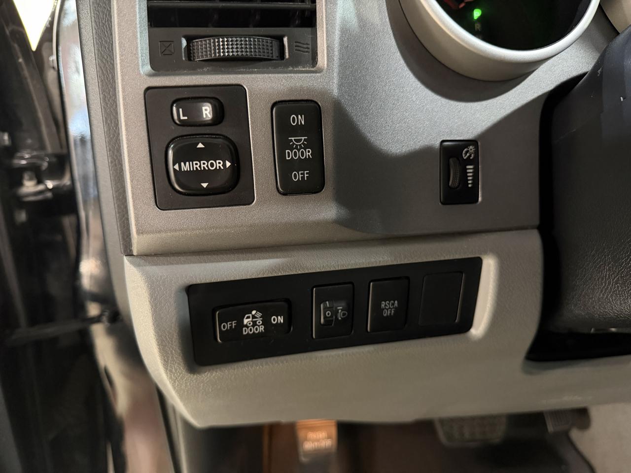Toyota Tundra 4WD Truck CrewMax 5.7L FFV V8 6-Spd AT (Natl) 2011