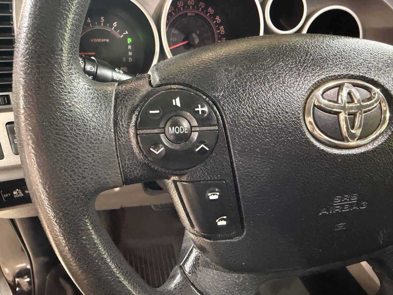 Toyota Tundra 4WD Truck CrewMax 5.7L FFV V8 6-Spd AT (Natl) 2011