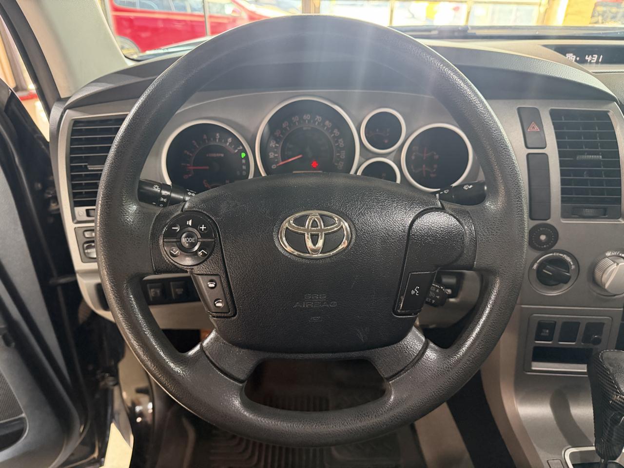 Toyota Tundra 4WD Truck CrewMax 5.7L FFV V8 6-Spd AT (Natl) 2011