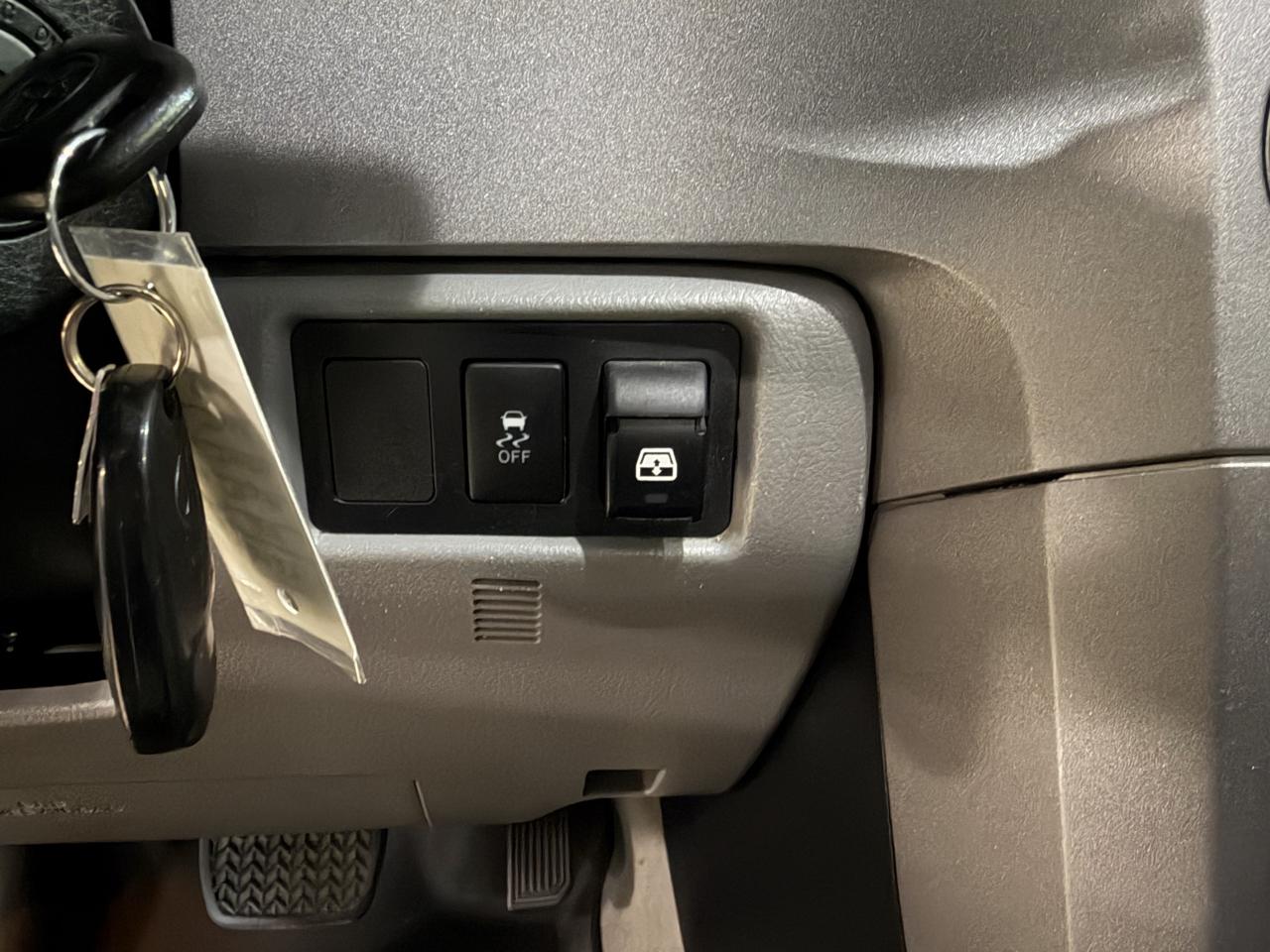 Toyota Tundra 4WD Truck CrewMax 5.7L FFV V8 6-Spd AT (Natl) 2011