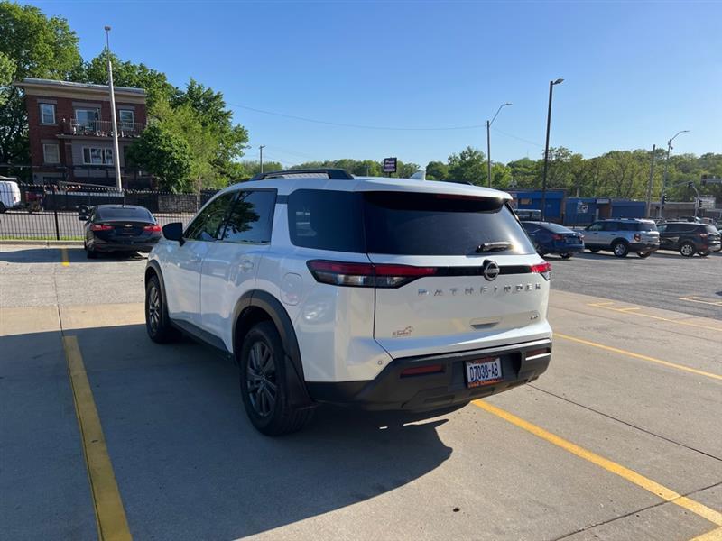 Nissan Pathfinder SV 2022