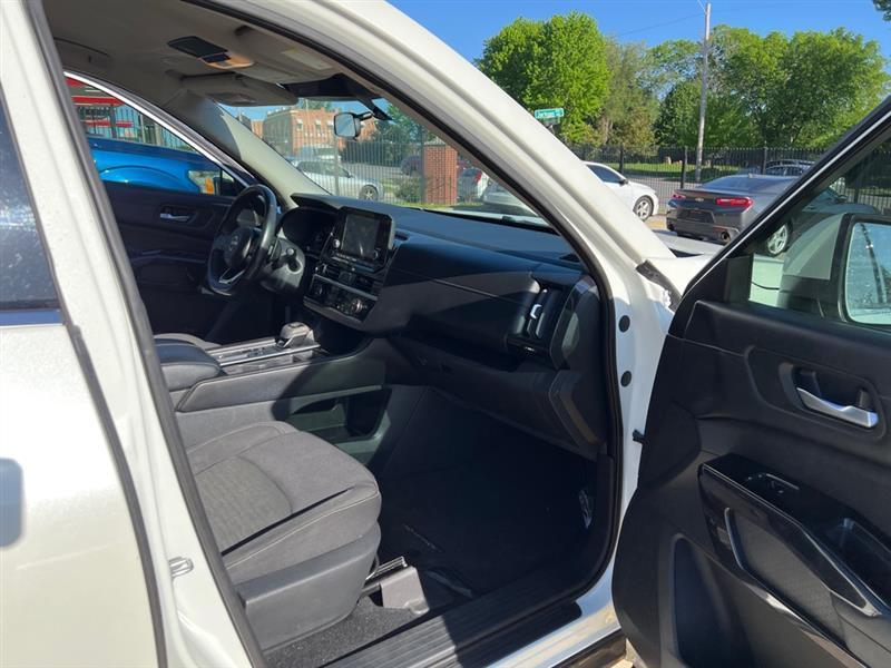 Nissan Pathfinder SV 2022