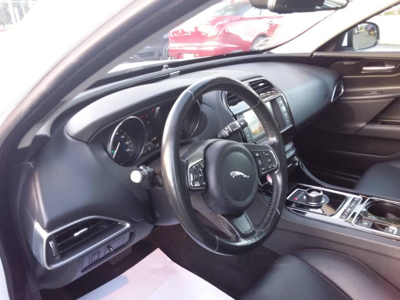 Jaguar XE 25t Premium 2017