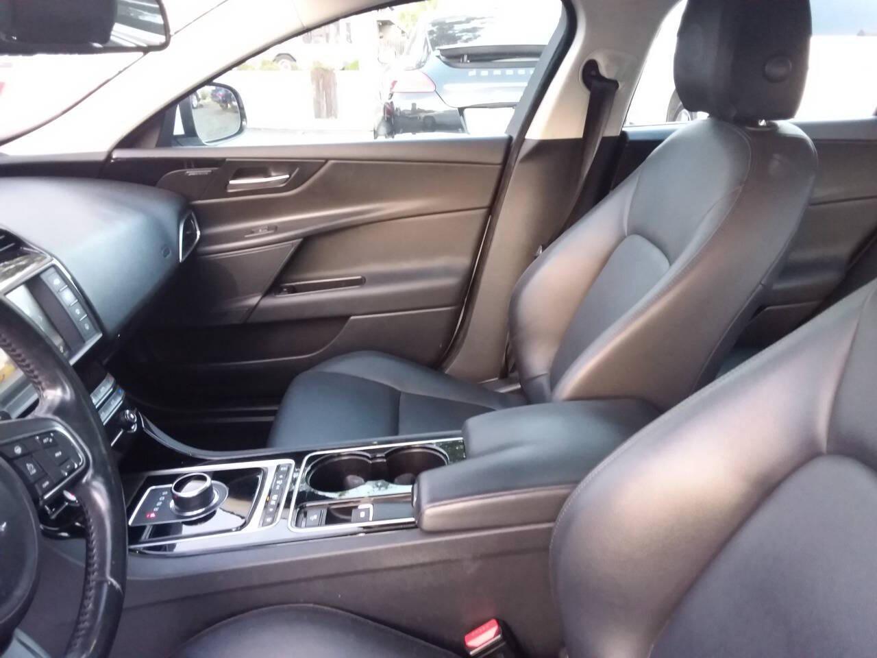 Jaguar XE 25t Premium 2017