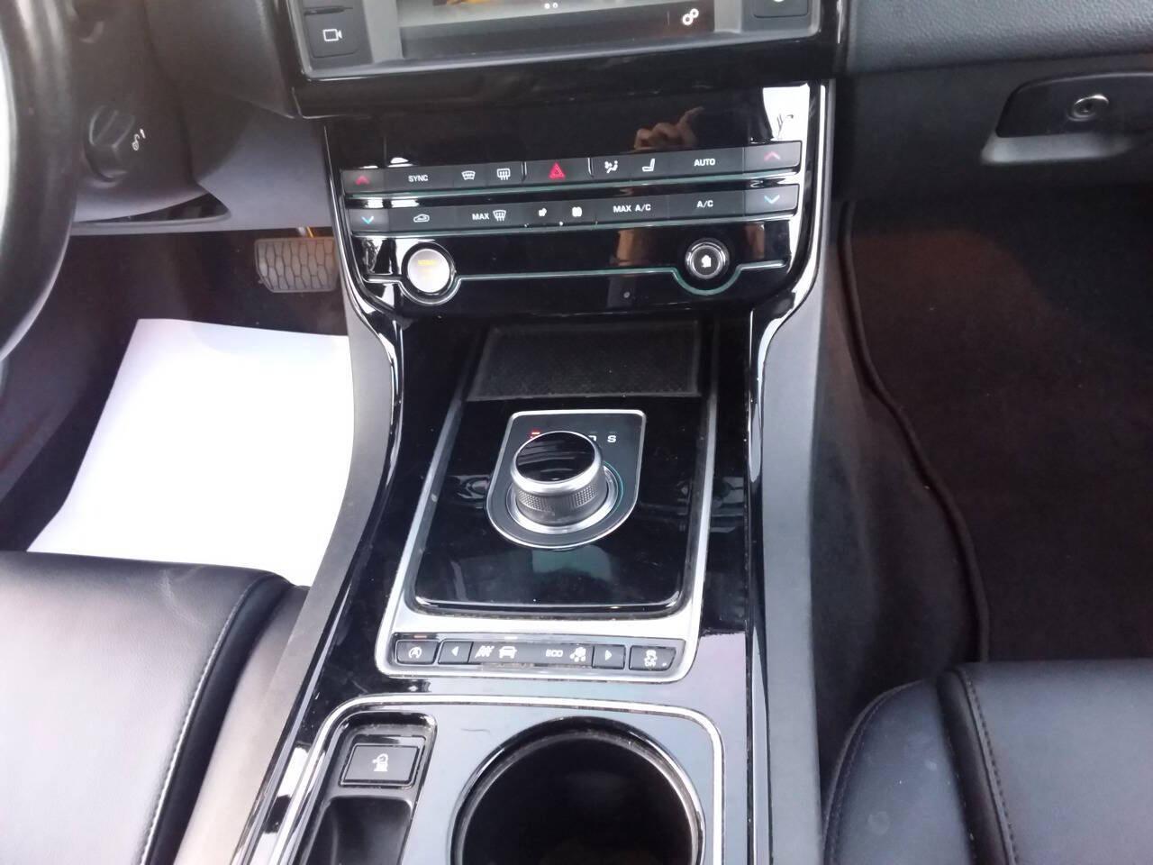 Jaguar XE 25t Premium 2017