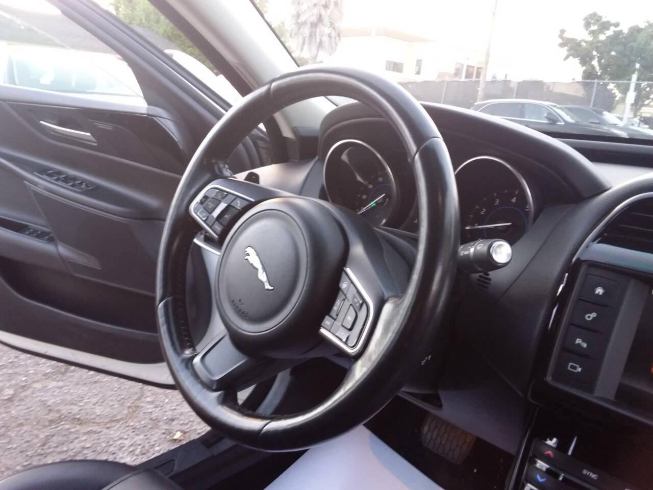 Jaguar XE 25t Premium 2017