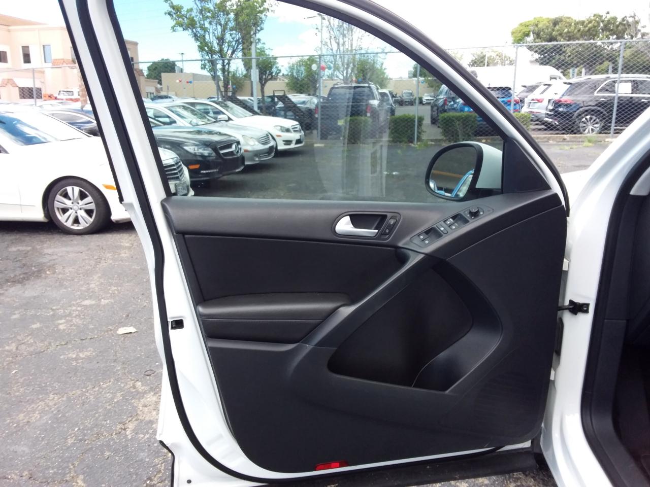 Volkswagen Tiguan S 2015