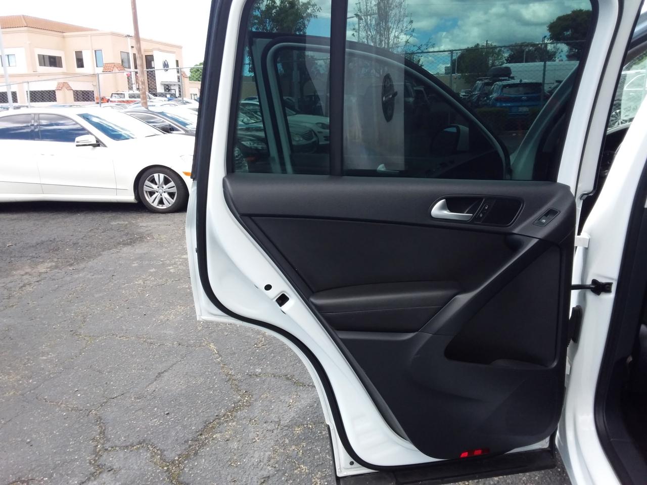 Volkswagen Tiguan S 2015