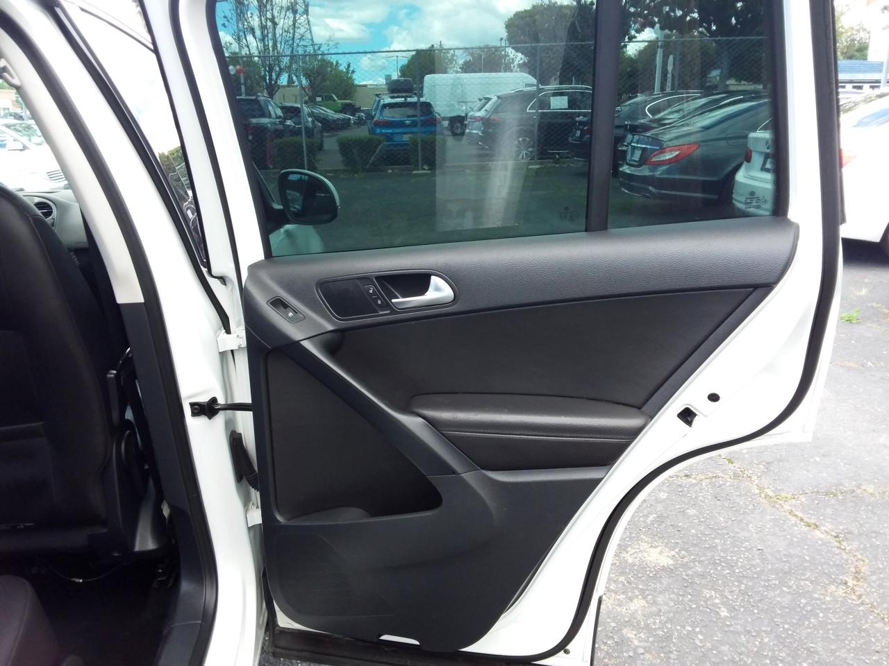 Volkswagen Tiguan S 2015