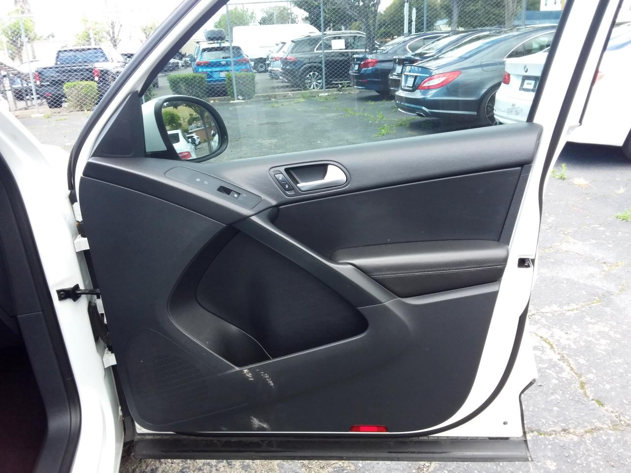 Volkswagen Tiguan S 2015