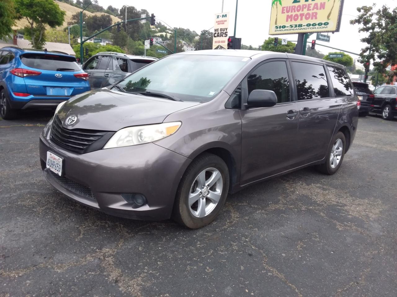 Toyota Sienna Base 2011