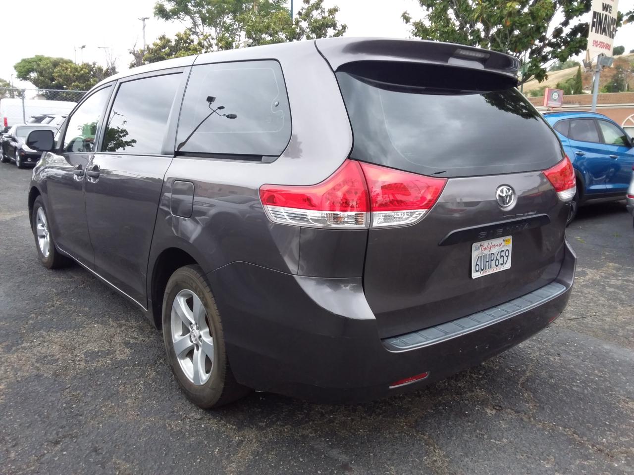 Toyota Sienna Base 2011