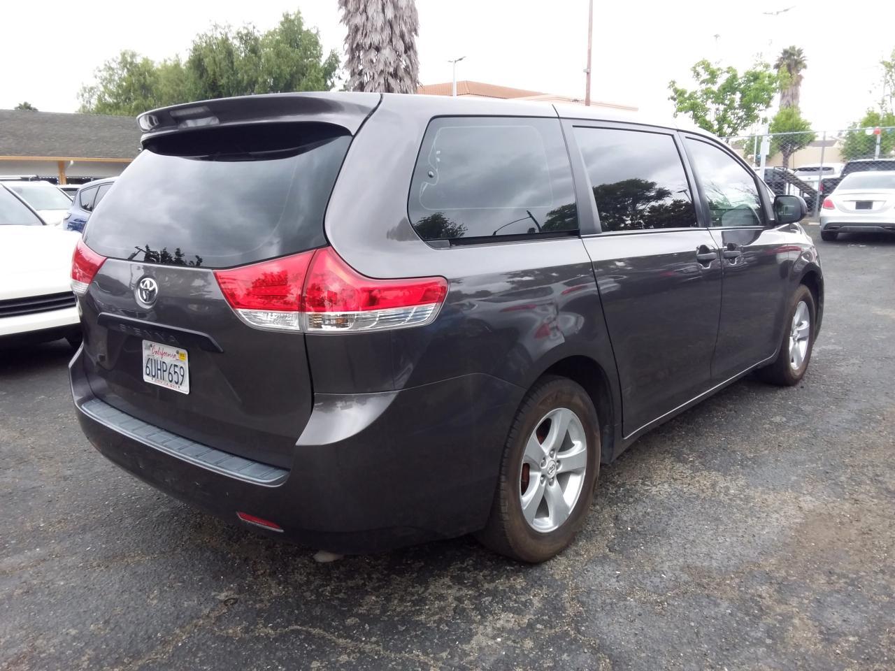 Toyota Sienna Base 2011