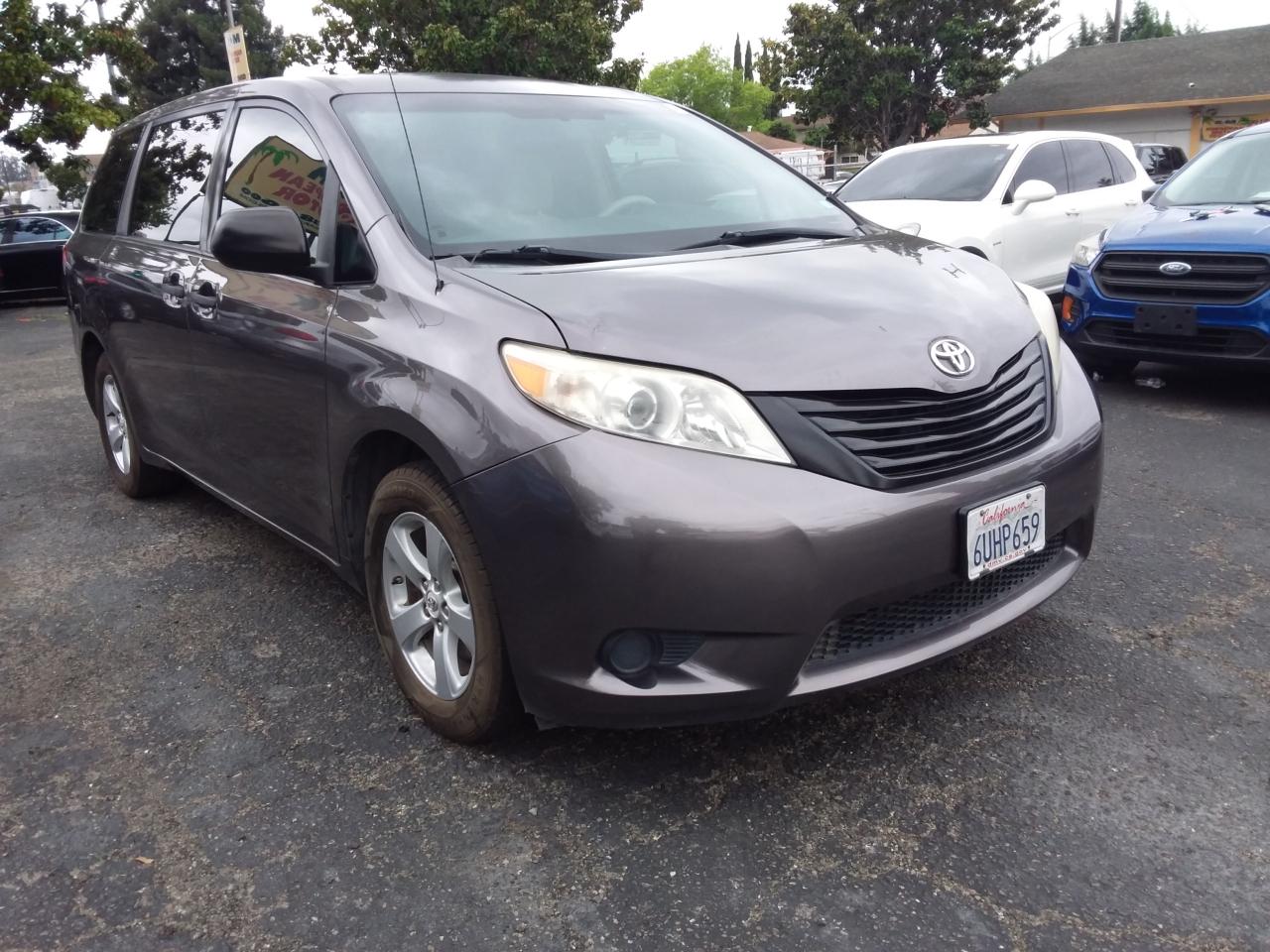 Toyota Sienna Base 2011