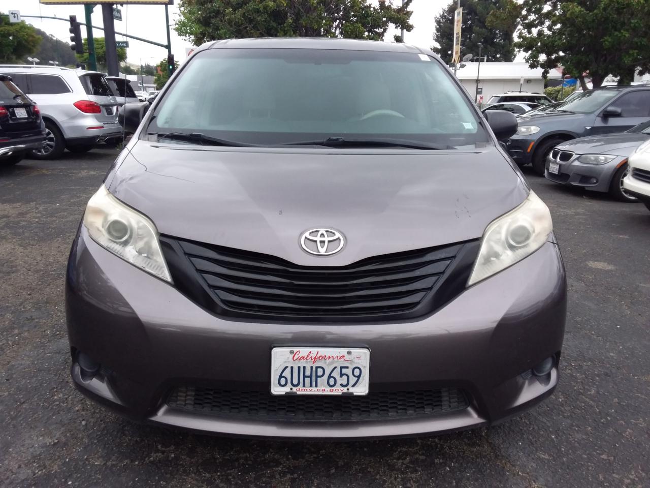 Toyota Sienna Base 2011