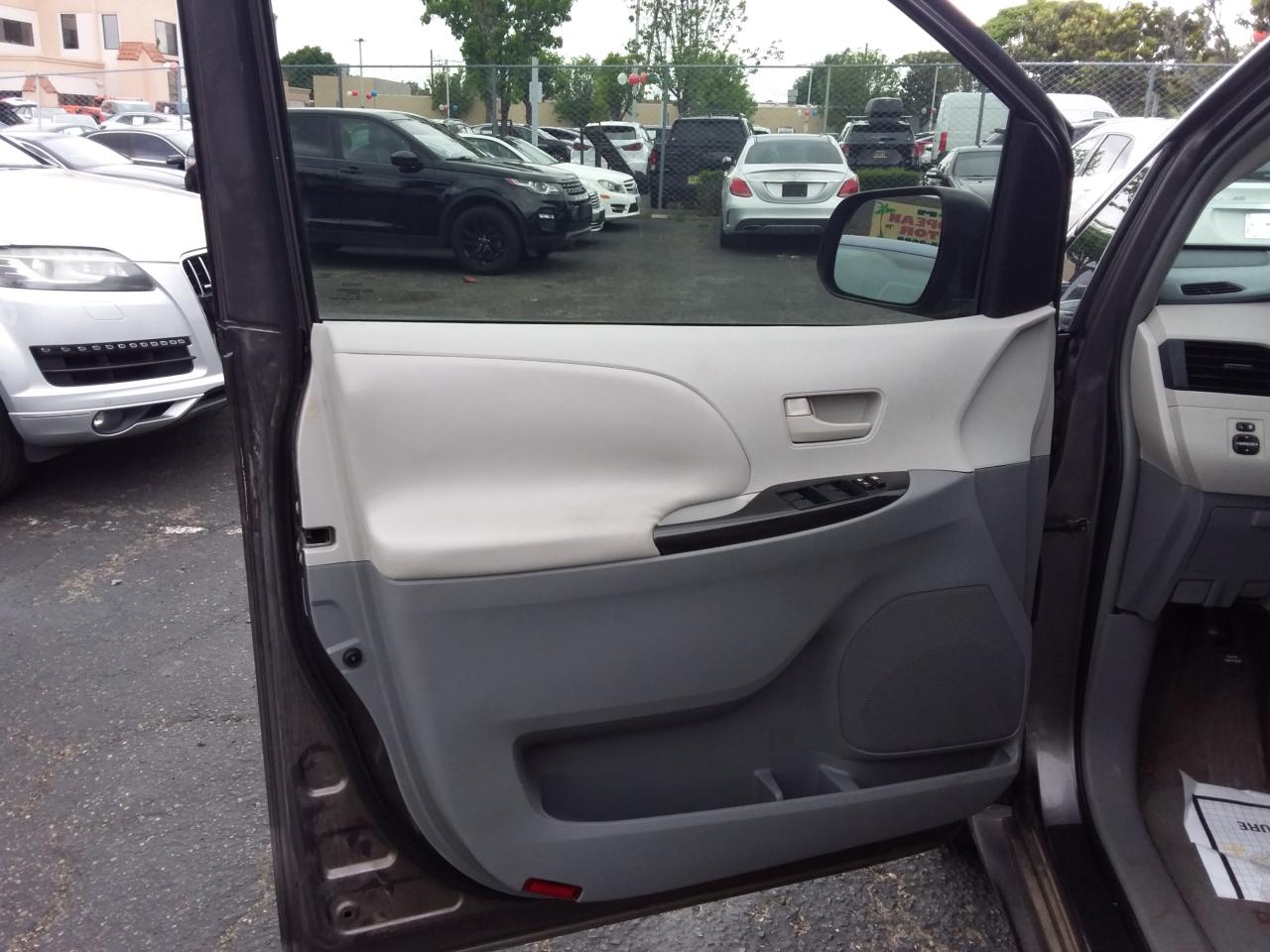 Toyota Sienna Base 2011