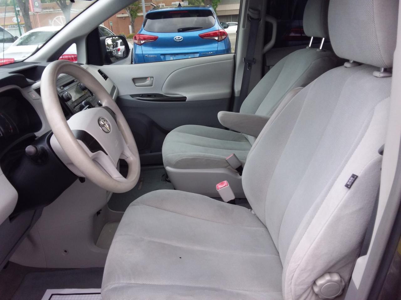 Toyota Sienna Base 2011