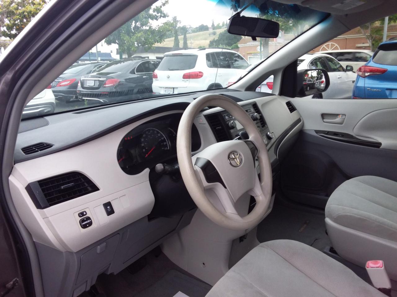 Toyota Sienna Base 2011