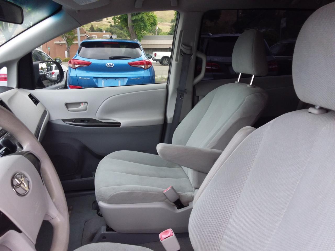 Toyota Sienna Base 2011